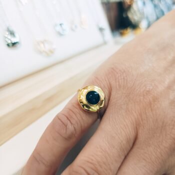 Δαχτυλίδι Ανοξείδωτο σε Χρυσό με Μαύρη Πέτρα (Ρυθμιζόμενο)