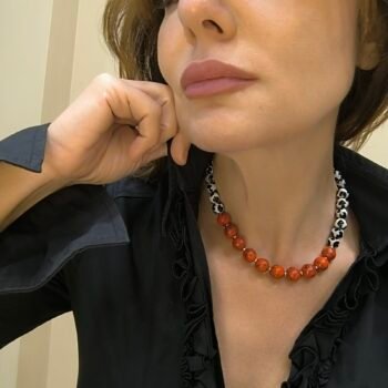 Κολιέ με Κόκκινες Χάντρες και Μαρμαριζέ Μαύρο-Λευκές Λεπτομέρειες