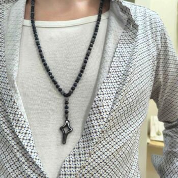 Χειροποίητο Κολιέ με Μαύρες Χάντρες & Μοντέρνο Μενταγιόν