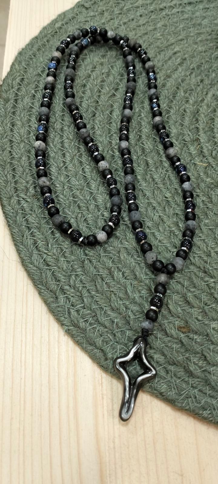 Χειροποίητο Κολιέ με Μαύρες Χάντρες & Μοντέρνο Μενταγιόν - Image 2